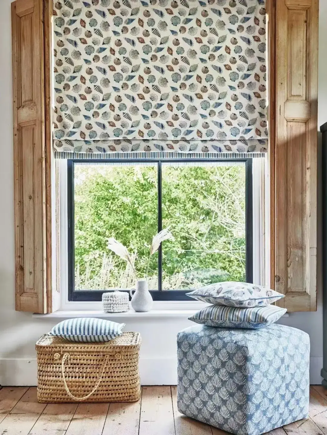 Patterned Roman blind above a fitted window seat